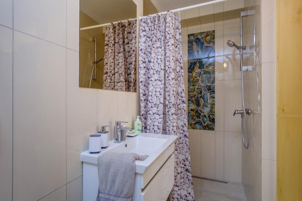 Elegant Apartment Iris Mali Losinj Bagian luar foto